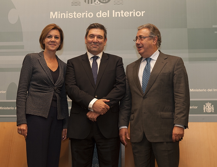 El director general de la Guardia Civil, José Manuel Holgado, flanqueado por la ministra de Defensa, María Dolores de Cospedal, y el ministro del Interior, Juan Ignacio Zoido. El director general de la Guardia Civil, José Manuel Holgado, flanqueado por la ministra de Defensa, María Dolores de Cospedal, y el ministro del Interior, Juan Ignacio Zoido.