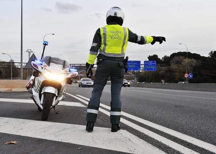 Un agente de la Agrupación de Tráfico vigila la circulación en una autovía. Un agente de la Agrupación de Tráfico vigila la circulación en una autovía.