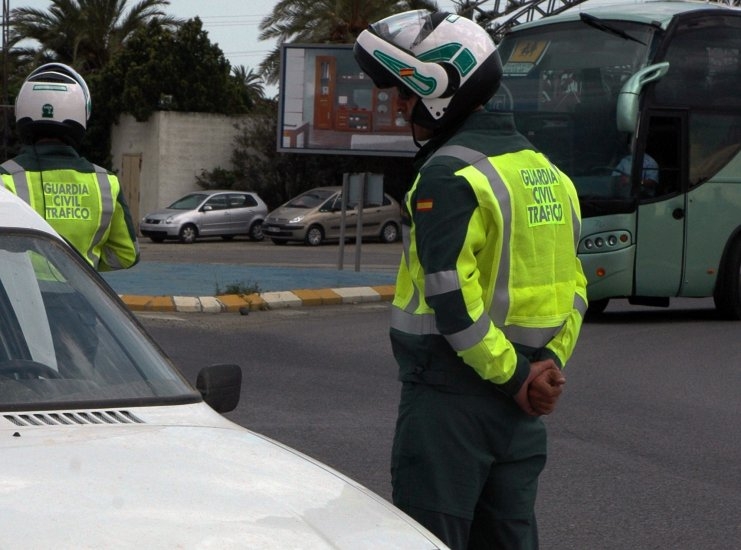 Dos agentes de la Agrupación de Tráfico. Dos agentes de la Agrupación de Tráfico.