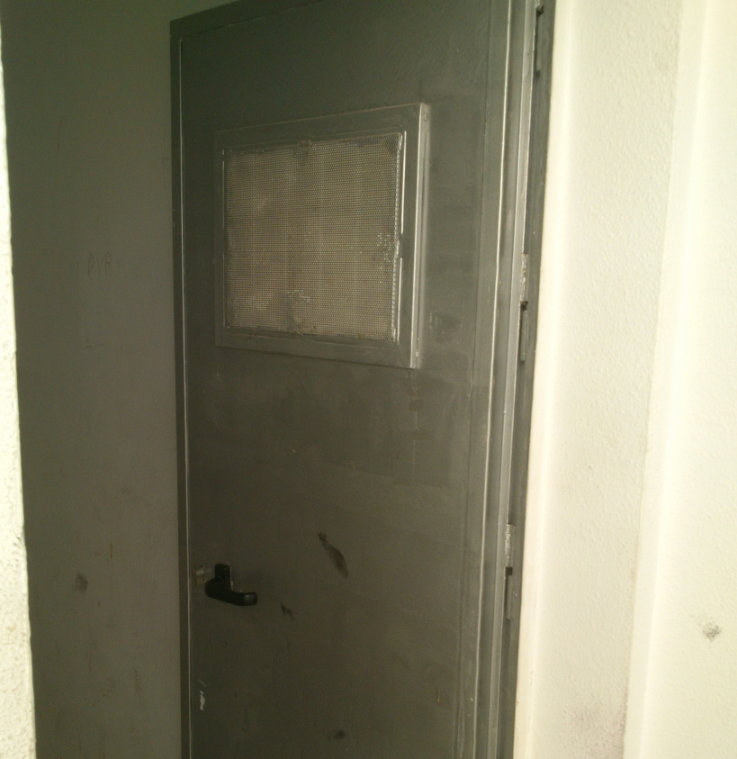 Puerta del calabozo en el centro de detención de Pinar de la Horadada. Puerta del calabozo en el centro de detención de Pinar de la Horadada.