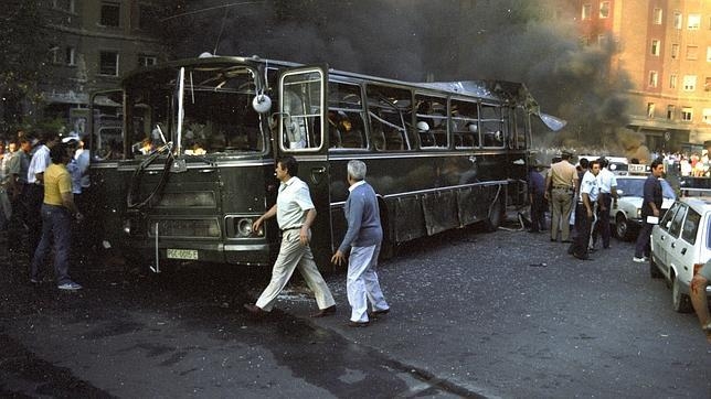 Estado del autocar en el que viajaban los guardias civiles asesinados por ETA en la plaza de la República Dominicana, Madrid, en julio de 1986. Estado del autocar en el que viajaban los guardias civiles asesinados por ETA en la plaza de la República Dominicana, Madrid, en julio de 1986.