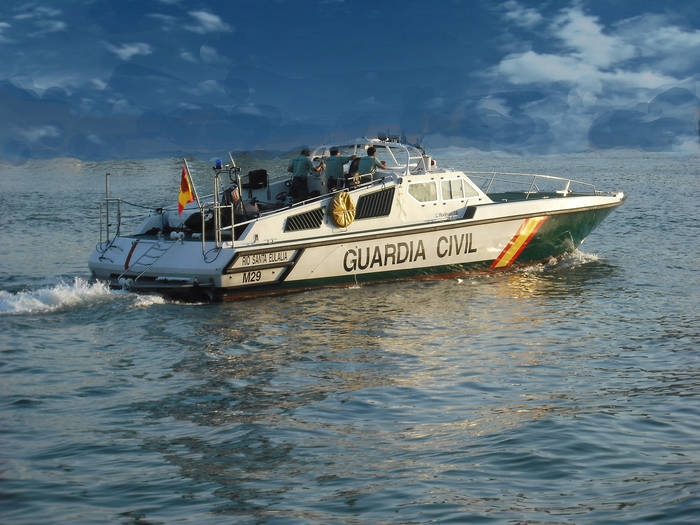 Una embarcación de la Guardia Civil patrulla en aguas del Estrecho. Una embarcación de la Guardia Civil patrulla en aguas del Estrecho.