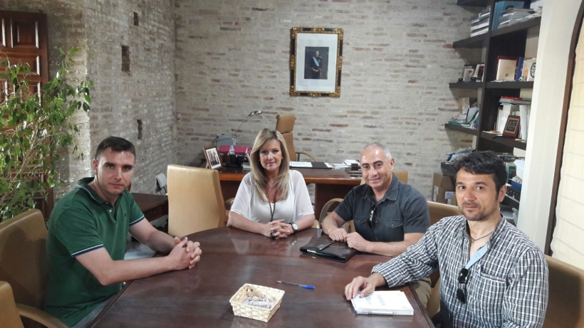 De izquierda a derecha: Ricardo Rodríguez (vocal de AUGC en Bujalance), Elena Alba (alcaldesa de Bujalance), Francisco Cruz (institucionales de AUGC), Juan Ostos (secretario provincial de AUGC). De izquierda a derecha: Ricardo Rodríguez (vocal de AUGC en Bujalance), Elena Alba (alcaldesa de Bujalance), Francisco Cruz (institucionales de AUGC), Juan Ostos (secretario provincial de AUGC).