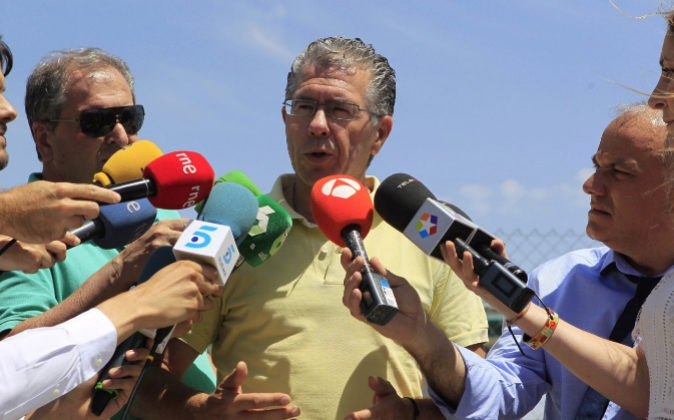 Francisco Granados, ayer, atendiendo a los medios a su salida de prisión. Francisco Granados, ayer, atendiendo a los medios a su salida de prisión.