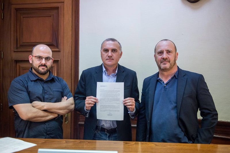 Alberto Moya, secretario general de AUGC, con el escrito presentado. Le acompañan Luis Vioque (izda.), secretario nacional de Acción Asociativa de AUGC, y Juan Antonio García Momblona, secretario nacional de Finanzas. Alberto Moya, secretario general de AUGC, con el escrito presentado. Le acompañan Luis Vioque (izda.), secretario nacional de Acción Asociativa de AUGC, y Juan Antonio García Momblona, secretario nacional de Finanzas.