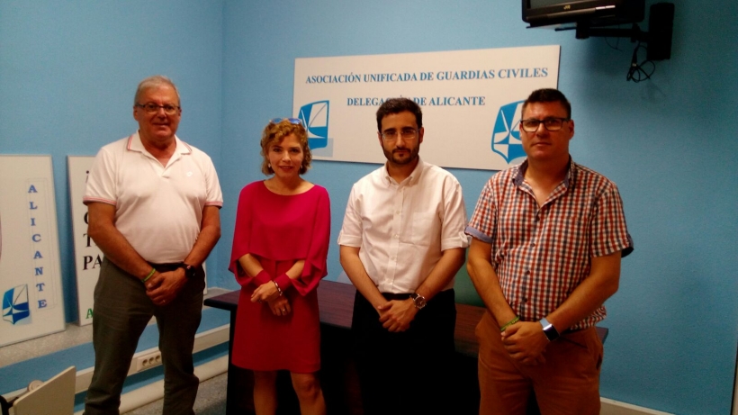 Los representantes de AUGC posan con los diputados de Ciudadanos. Los representantes de AUGC posan con los diputados de Ciudadanos.