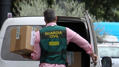 Un agente de la UCO traslada documentación relacionada con un caso. Un agente de la UCO traslada documentación relacionada con un caso.