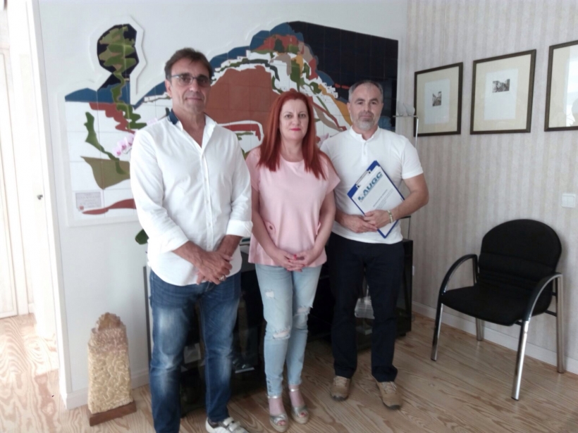 Los representantes de AUGC posan con la alcaldesa de Salobreña. Los representantes de AUGC posan con la alcaldesa de Salobreña.
