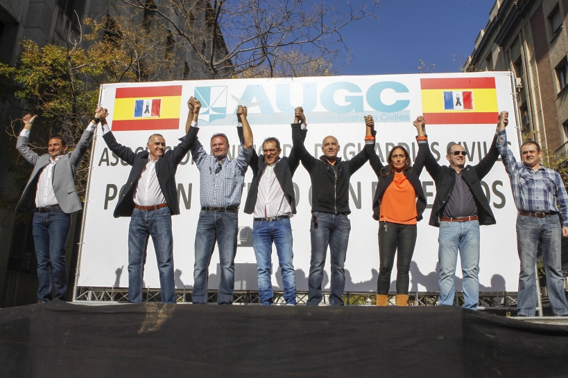 La Junta Directiva Nacional de AUGC, en el estrado de la manifestación del 14 de noviembre de 2015, la 'Marea de Tricornios' La Junta Directiva Nacional de AUGC, en el estrado de la manifestación del 14 de noviembre de 2015, la 'Marea de Tricornios'