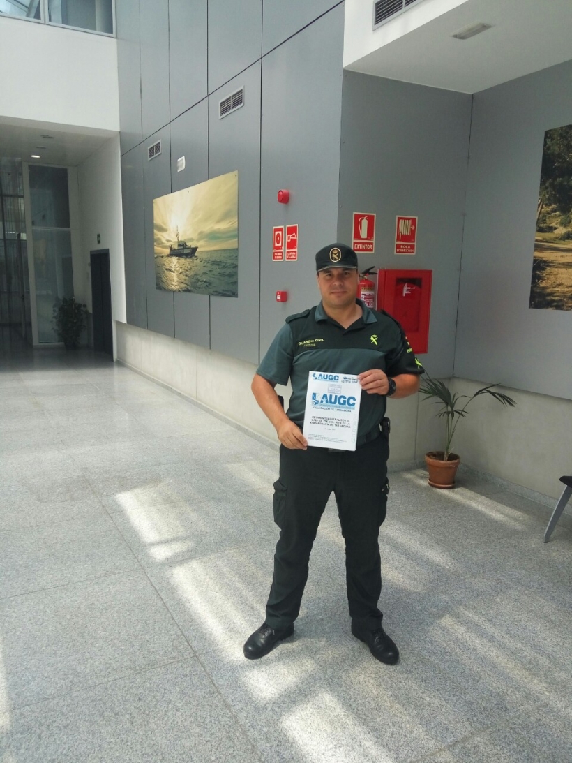 El secretario general de la delegación, David Domínguez, con el informe que se le ha entregado al jefe de la Comandancia. El secretario general de la delegación, David Domínguez, con el informe que se le ha entregado al jefe de la Comandancia.