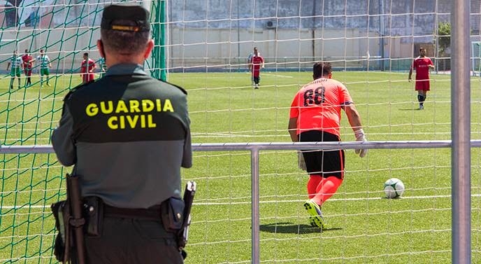 Un guardia civil presta servicio durante la disputa de un partido de fútbol. Un guardia civil presta servicio durante la disputa de un partido de fútbol.