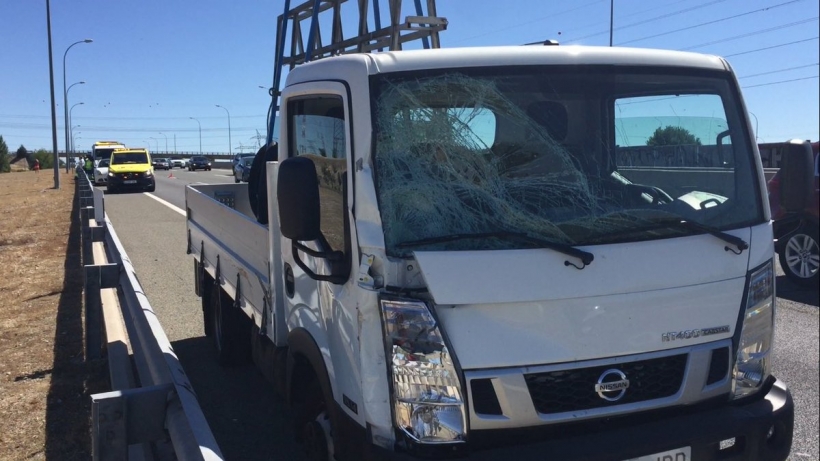 Estado en el que quedó el camión tras el atropello al guardia civil. Estado en el que quedó el camión tras el atropello al guardia civil.