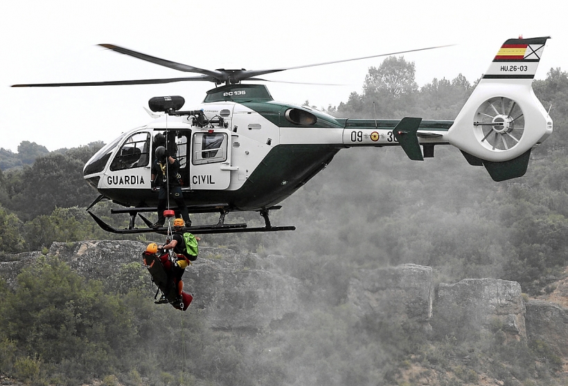 Un helicoptero del GREIM en plena operación de rescate.