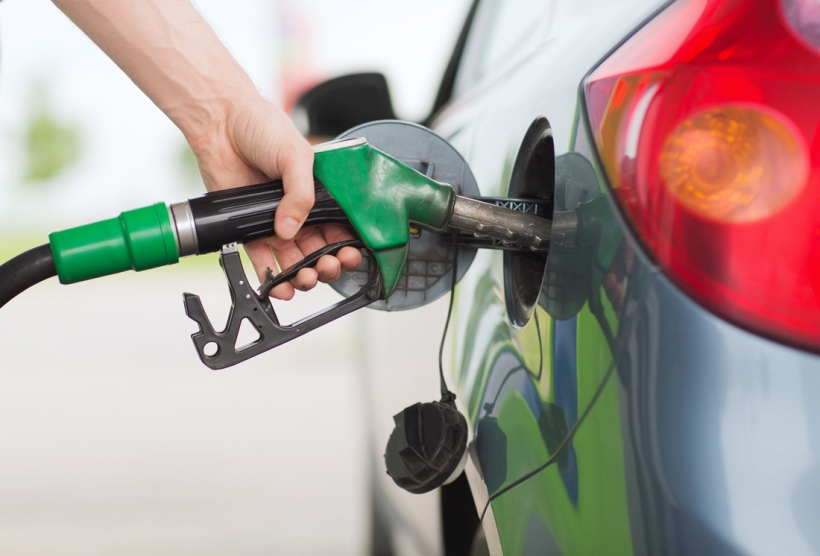 La gasolina sale barata cuando la pagan los ciudadanos, debió de pensar el sargento. La gasolina sale barata cuando la pagan los ciudadanos, debió de pensar el sargento.