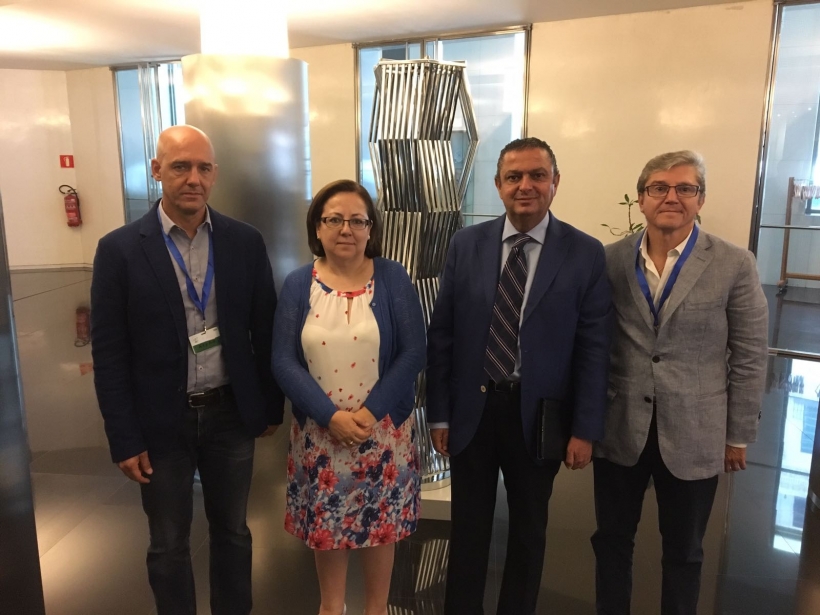Juan Liébana (izqda), secretario nacional de Relaciones Institucionales de AUGC, y Mariano Casado (dcha.), asesor jurídico nacional de AUGC, posan junto a los representantes del Grupo Popular. Juan Liébana (izqda), secretario nacional de Relaciones Institucionales de AUGC, y Mariano Casado (dcha.), asesor jurídico nacional de AUGC, posan junto a los representantes del Grupo Popular.