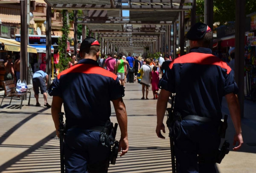 Dos mossos patrullando por la calle. Dos mossos patrullando por la calle.