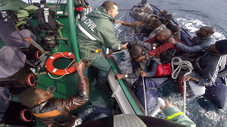 Rescate de un grupo de inmigrantes a bordo de una patera. Rescate de un grupo de inmigrantes a bordo de una patera.