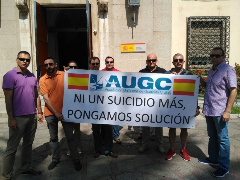 Representantes de la delegación de AUGC en Badajoz, durante una concentración ante la sede de la Delegación del Gobierno en esa provincia, tras el suicidio de otro compañero. Representantes de la delegación de AUGC en Badajoz, durante una concentración ante la sede de la Delegación del Gobierno en esa provincia, tras el suicidio de otro compañero.