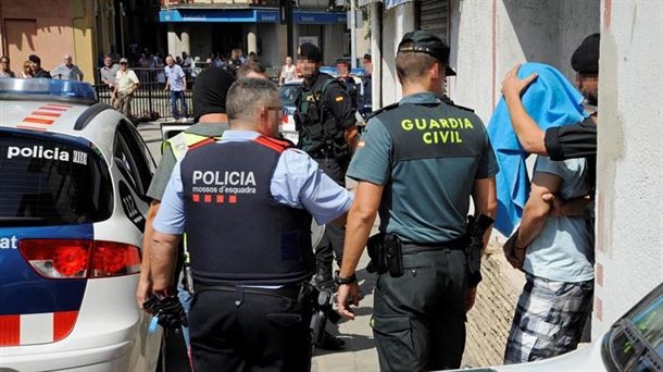 Un guardia civil junto a un mosso. Un guardia civil junto a un mosso.