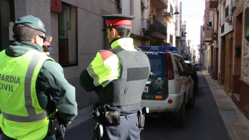 Un guardia civil junto a un mosso. Un guardia civil junto a un mosso.