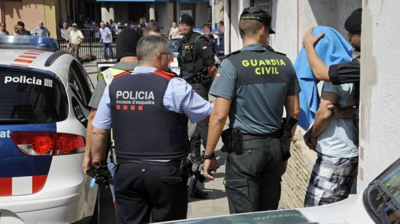 Un mosso junto a un guardia civil Un mosso junto a un guardia civil