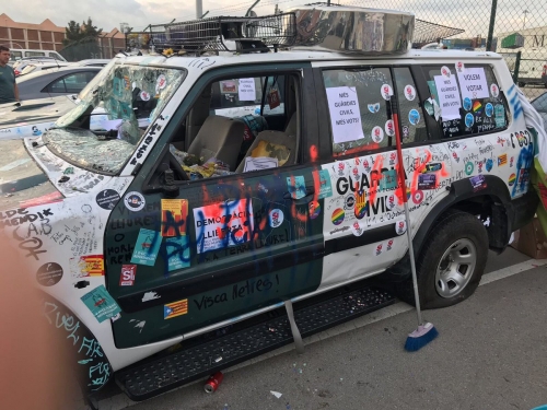 Estado de uno de los vehículos oficiales de la Guardia Civil atacados ayer en Barcelona. Estado de uno de los vehículos oficiales de la Guardia Civil atacados ayer en Barcelona.