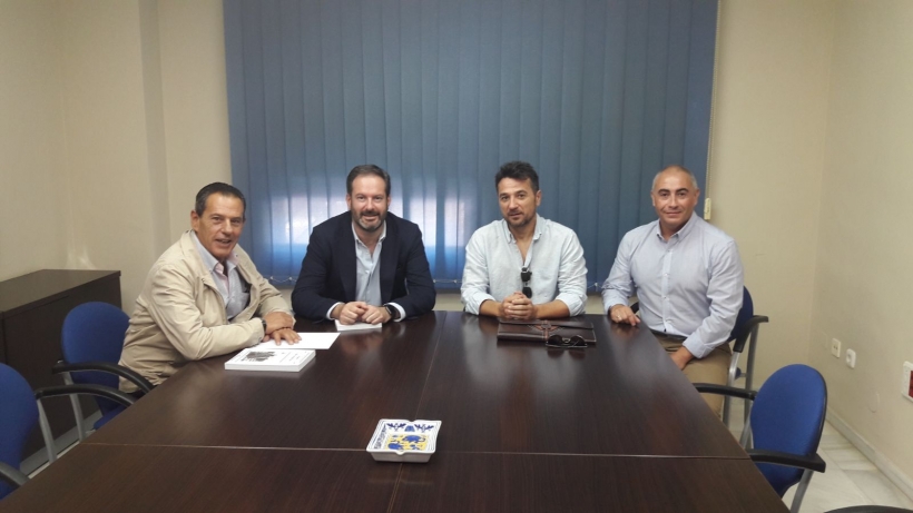 De izquierda a derecha: Rafael Merino (presidente de la Comisión de Interior), Adolfo Molina (presidente provincial del PP), Juan Ostos (secretario provincial de AUGC), Francisco Cruz (institucionales de AUGC) De izquierda a derecha: Rafael Merino (presidente de la Comisión de Interior), Adolfo Molina (presidente provincial del PP), Juan Ostos (secretario provincial de AUGC), Francisco Cruz (institucionales de AUGC)