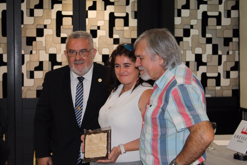 Verónica López, representante de AUGC en Vizcaya, recogió la placa concedida en reconocimiento al apoyo que nuestra asociación siempre ha prestado a las víctimas del terrorismo. Verónica López, representante de AUGC en Vizcaya, recogió la placa concedida en reconocimiento al apoyo que nuestra asociación siempre ha prestado a las víctimas del terrorismo.