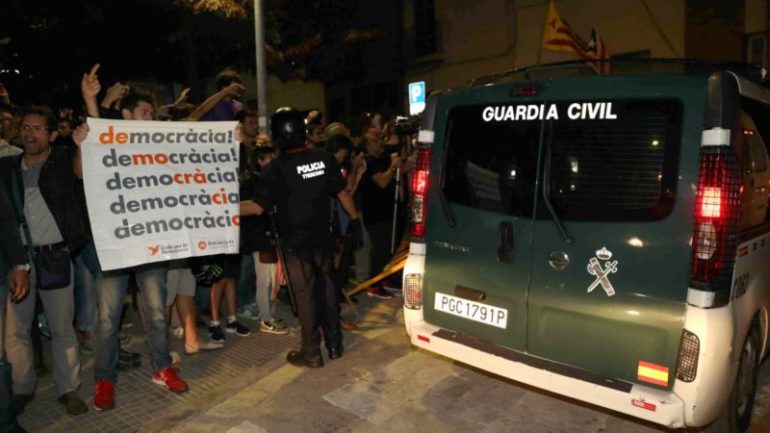 Un furgón de la Guardia Civil en Cataluña. Un furgón de la Guardia Civil en Cataluña.