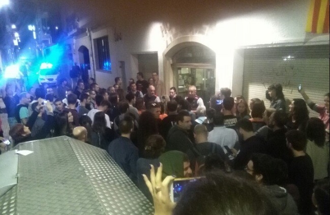 Un grupo de independentistas se agolpa frente a la entrada del hotel anoche en Calella. Un grupo de independentistas se agolpa frente a la entrada del hotel anoche en Calella.