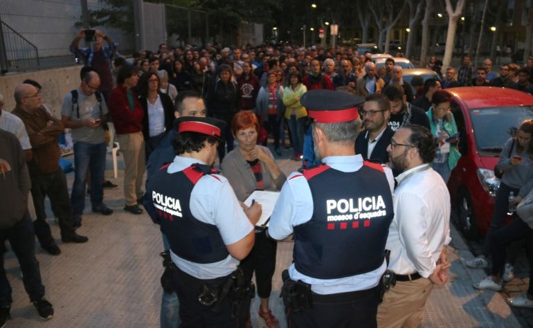 Plano general de votantes a las puertas de un colegio mientras los Mossos levantan acta / Jordi Marsal (ACN) Plano general de votantes a las puertas de un colegio mientras los Mossos levantan acta / Jordi Marsal (ACN)
