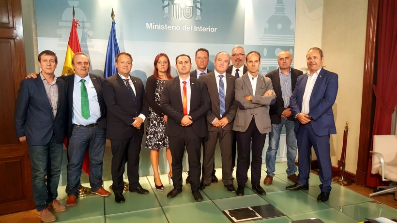 Foto de grupo de los representantes de las asociaciones profesionales de la Guardia Civil y de los sindicatos de la Policía tras la reunión mantenida ayer con el ministro del Interior. Foto de grupo de los representantes de las asociaciones profesionales de la Guardia Civil y de los sindicatos de la Policía tras la reunión mantenida ayer con el ministro del Interior.