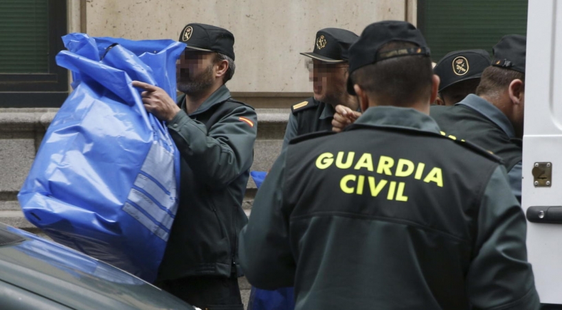 Agentes de la Guardia Civil durante una operación en Cataluña. Foto EFE Agentes de la Guardia Civil durante una operación en Cataluña. Foto EFE