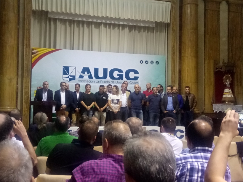 Los candidatos de AUGC a las elecciones al Consejo, en el estrado del histórico acto electoral que se celebró el pasado martes 17 de octubre en la sede de la Dirección General de la Guardia Civil. Los candidatos de AUGC a las elecciones al Consejo, en el estrado del histórico acto electoral que se celebró el pasado martes 17 de octubre en la sede de la Dirección General de la Guardia Civil.