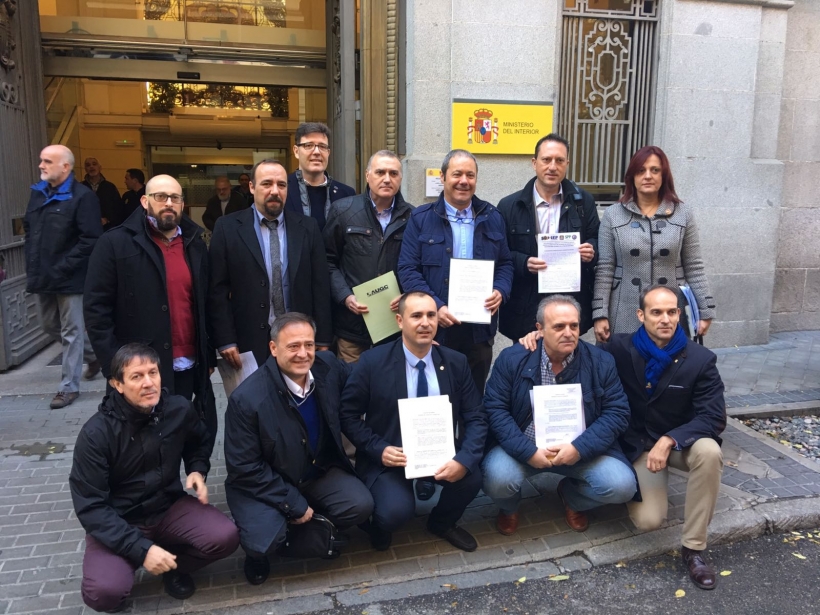 Los representantes de las asociaciones de la Guardia Civil y sindicatos de Policía Nacional posan ante el Ministerio del Interior. Los representantes de las asociaciones de la Guardia Civil y sindicatos de Policía Nacional posan ante el Ministerio del Interior.