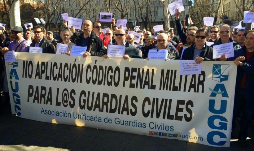 Imagen de archivo de una concentración convocada por AUGC frente al Ministerio del lnterior para reclamar que no se aplique el Código Penal Militar a los guardias civiles. Imagen de archivo de una concentración convocada por AUGC frente al Ministerio del lnterior para reclamar que no se aplique el Código Penal Militar a los guardias civiles.