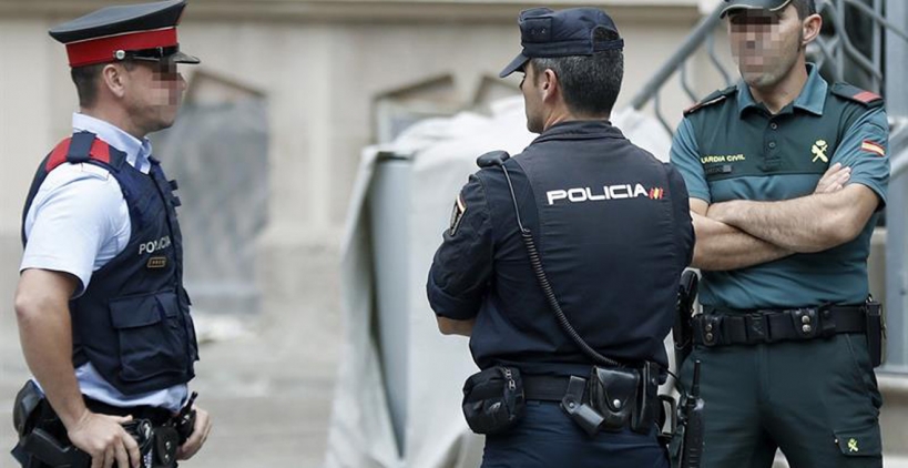 Un mosso, un policía nacional y un guardia civil. Mismas funciones, distinta retribución. Foto: EFE. Un mosso, un policía nacional y un guardia civil. Mismas funciones, distinta retribución. Foto: EFE.