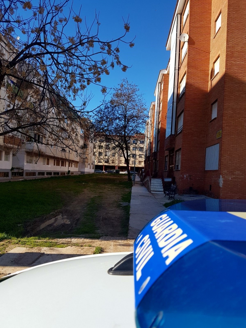 Un vehículo oficial presta vigilancia al bloque de viviendas de la Guardia Civil que había sido 'okupado' en una barriada de Badajoz. Un vehículo oficial presta vigilancia al bloque de viviendas de la Guardia Civil que había sido 'okupado' en una barriada de Badajoz.