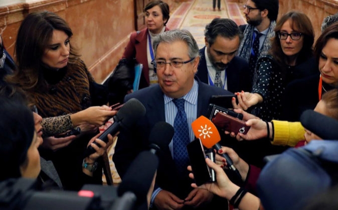 El ministro del Interior atiende a los medios tras su intervención en el Congreso. El ministro del Interior atiende a los medios tras su intervención en el Congreso.