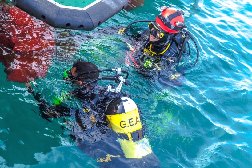 Miembros del GEAS, durante una exploración subacuática. Miembros del GEAS, durante una exploración subacuática.