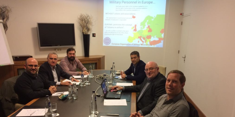 Los representantes de las asociaciones de policías europeas con naturaleza militar, en un momento de la reunión que mantuvieron el pasado 25 de enero en Amsterdam. Los representantes de las asociaciones de policías europeas con naturaleza militar, en un momento de la reunión que mantuvieron el pasado 25 de enero en Amsterdam.
