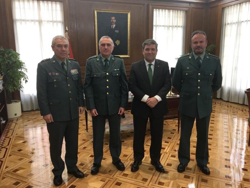 El secretario general de AUGC y el de Organización, Alberto Moya y José Cabrera Farfán, posan con el director general de la Guardia Civil, José Manuel Holgado, y su jefe de Gabinete. El secretario general de AUGC y el de Organización, Alberto Moya y José Cabrera Farfán, posan con el director general de la Guardia Civil, José Manuel Holgado, y su jefe de Gabinete.