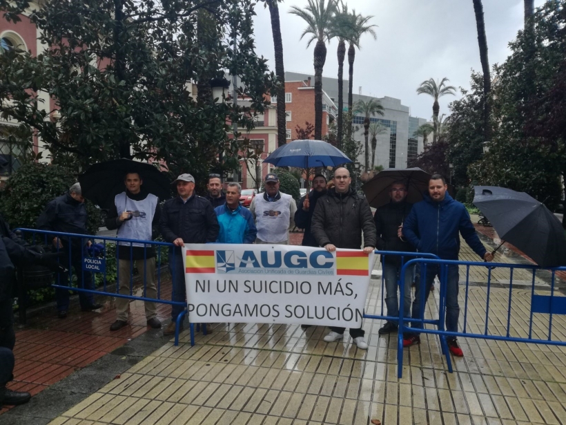 Imagen de la protesta de la delegación pacense de AUGC contra el gran drama oculto en la Guardia Civil. Imagen de la protesta de la delegación pacense de AUGC contra el gran drama oculto en la Guardia Civil.
