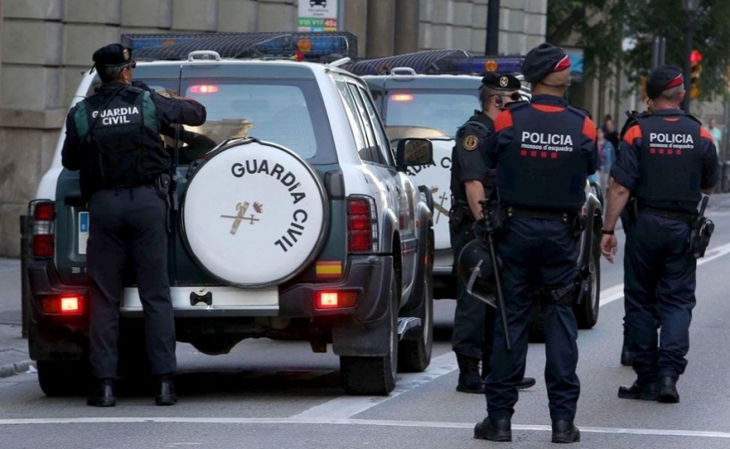 Guardias civiles y mossos d'Escuadra. Guardias civiles y mossos d'Escuadra.