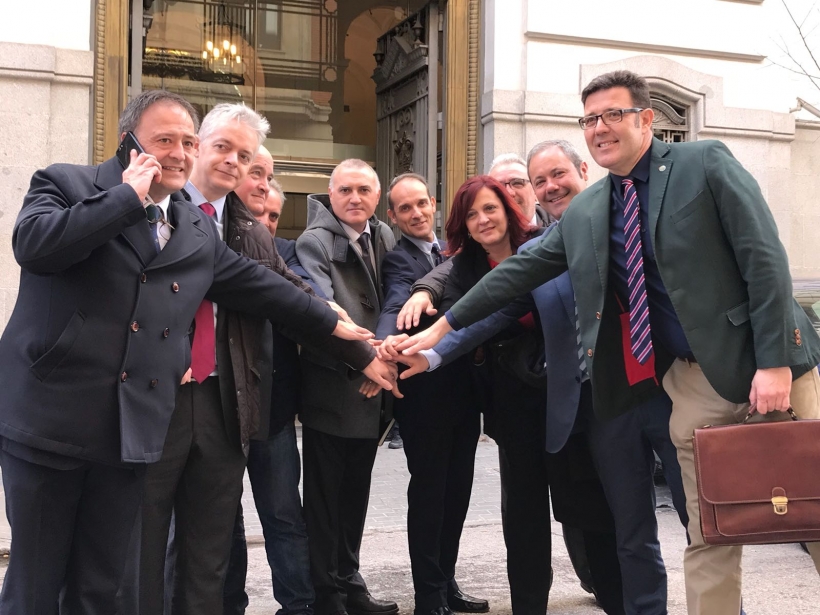 Los representantes de asociaciones y sindicatos posan con el ministro del Interior y otros cargos tras la firma del acuerdo de equiparación salarial. Los representantes de asociaciones y sindicatos posan con el ministro del Interior y otros cargos tras la firma del acuerdo de equiparación salarial.