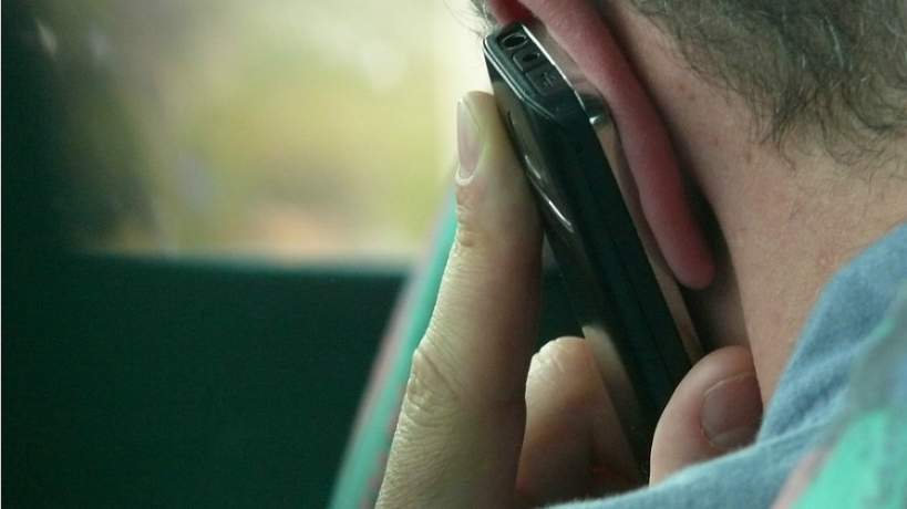 Un hombre habla por el teléfono móvil. Un hombre habla por el teléfono móvil.