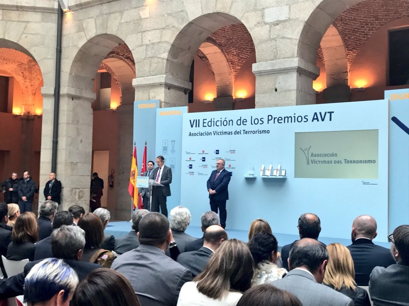 El presidente de EFE, José Antonio Vera, se dirige a los asistentes tras recibir el premio concedido a la agencia estatal de noticias.. El presidente de EFE, José Antonio Vera, se dirige a los asistentes tras recibir el premio concedido a la agencia estatal de noticias..