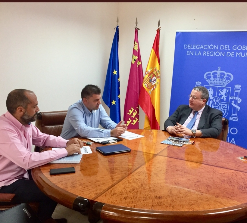 Los representantes de AUGC Murcia y el delegado del Gobierno en la región, Francisco Bernabé, en un momento de la reunión. Los representantes de AUGC Murcia y el delegado del Gobierno en la región, Francisco Bernabé, en un momento de la reunión.