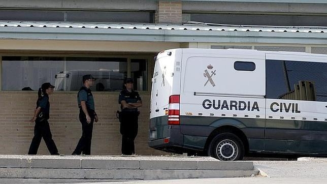 Guardias civiles junto a un furgón para el traslado de presos. Guardias civiles junto a un furgón para el traslado de presos.