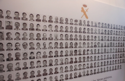 Panel fotográfico con las imágenes de todos los compañeros guardias civiles que perdieron la vida bajo el terrorismo de ETA. Panel fotográfico con las imágenes de todos los compañeros guardias civiles que perdieron la vida bajo el terrorismo de ETA.